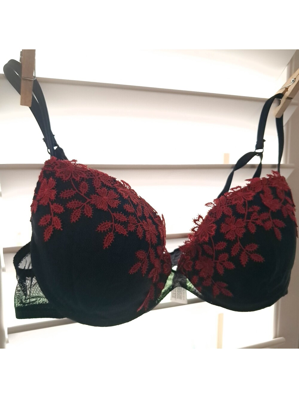 Delicates bra 38B heavily embroidered black red lace underwire flowers floral